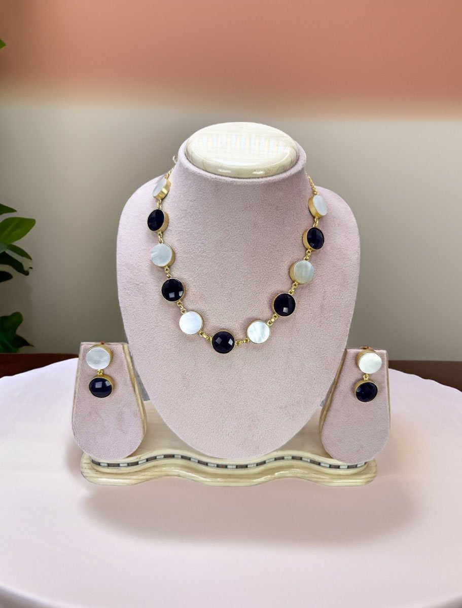 Contemporary Flat Shaped Mother of Pearls Necklace Set