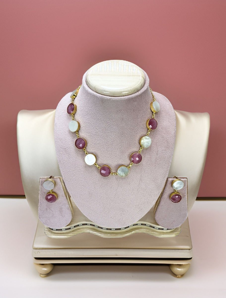 Contemporary Flat Shaped Mother of Pearls Necklace Set