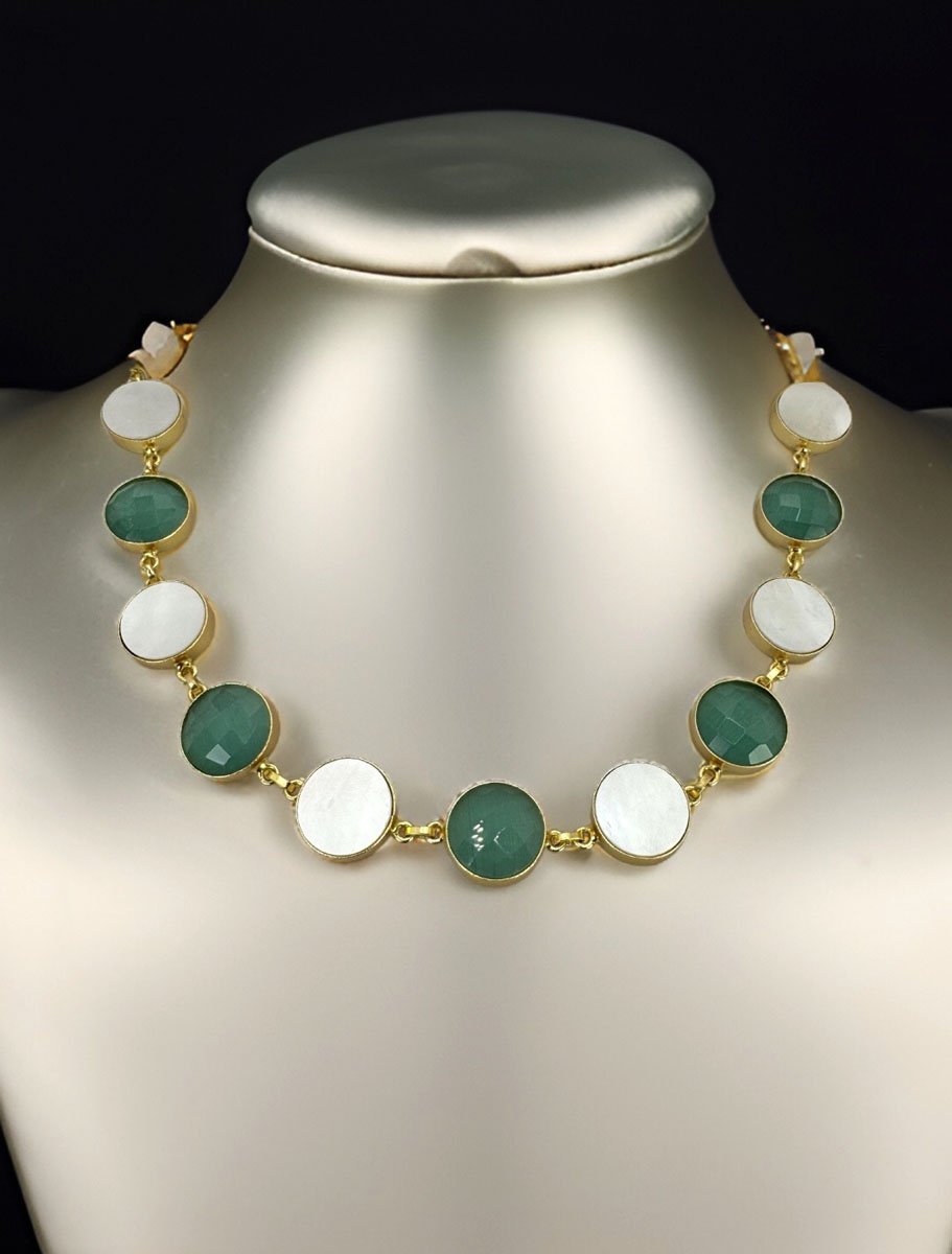 Contemporary Flat Shaped Mother of Pearls Necklace Set