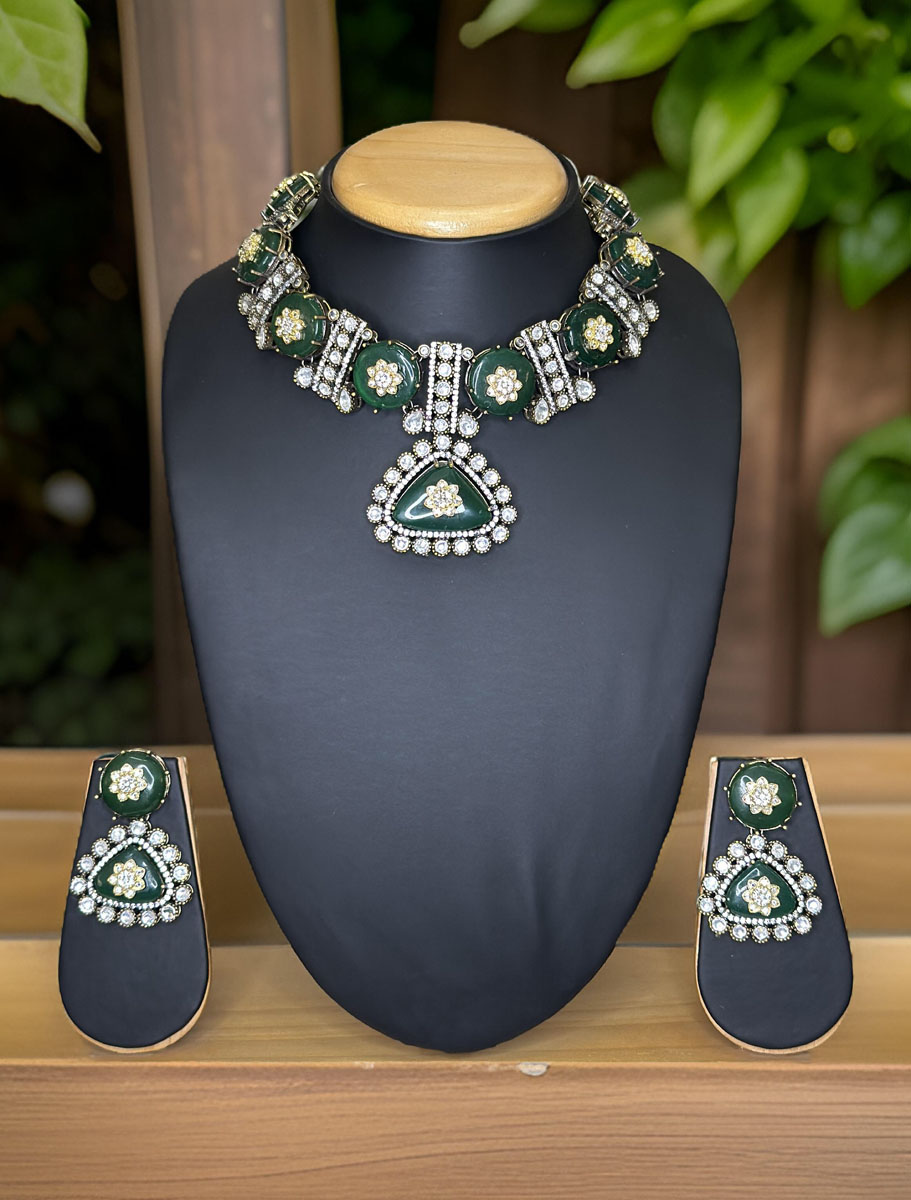 Tyaani Inspired Kundan Monalisa Tanjore Stone Necklace Set