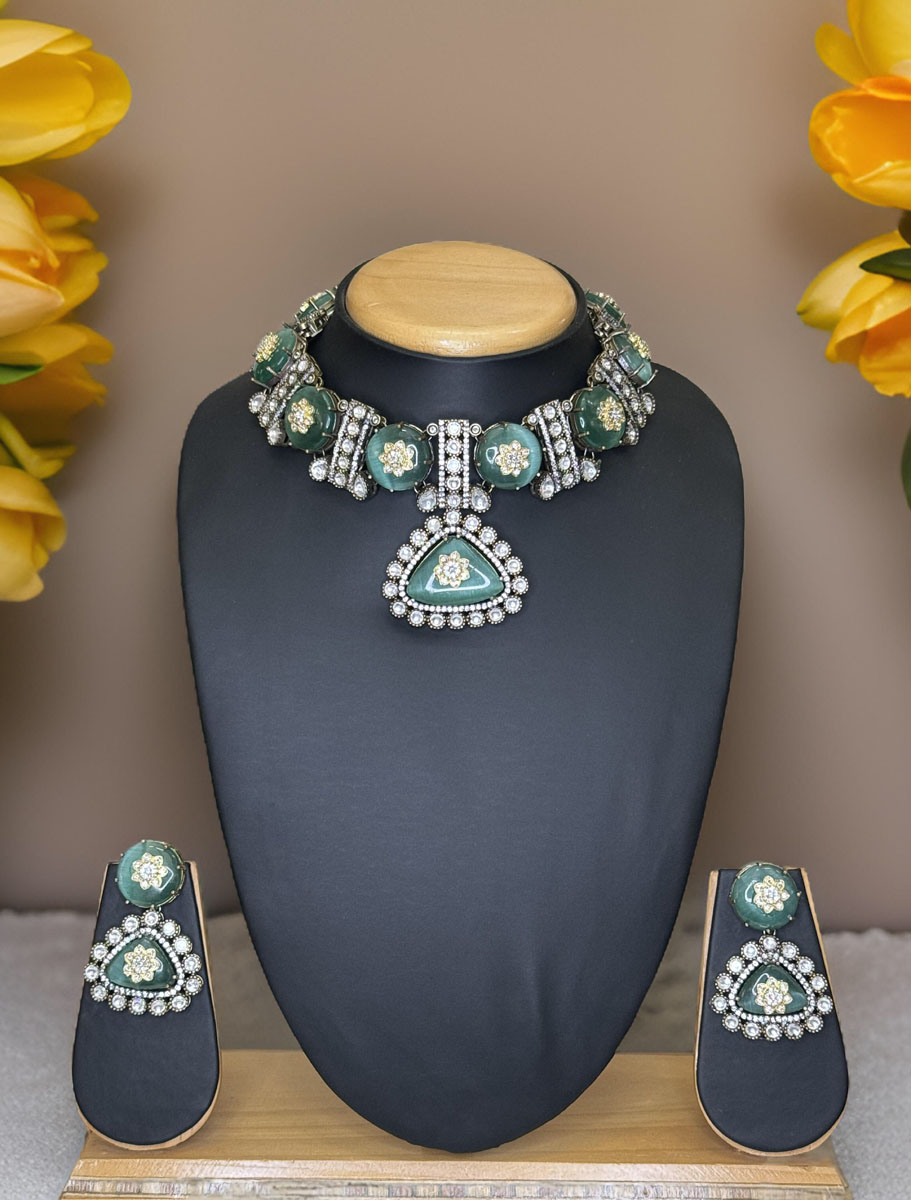 Tyaani Inspired Kundan Monalisa Tanjore Stone Necklace Set