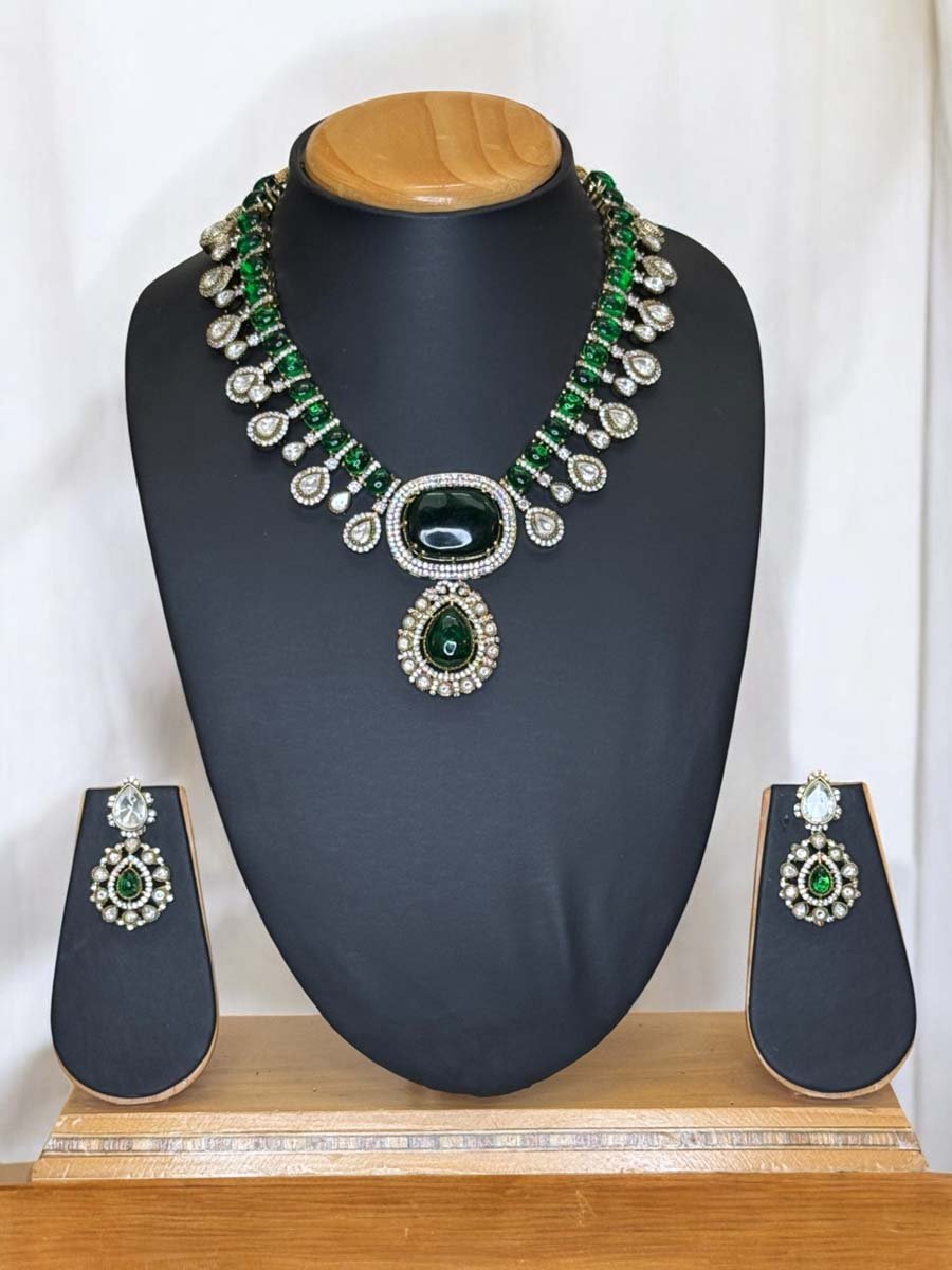 Exquisite Emerald Moissanite Polki Kundan Necklace Set