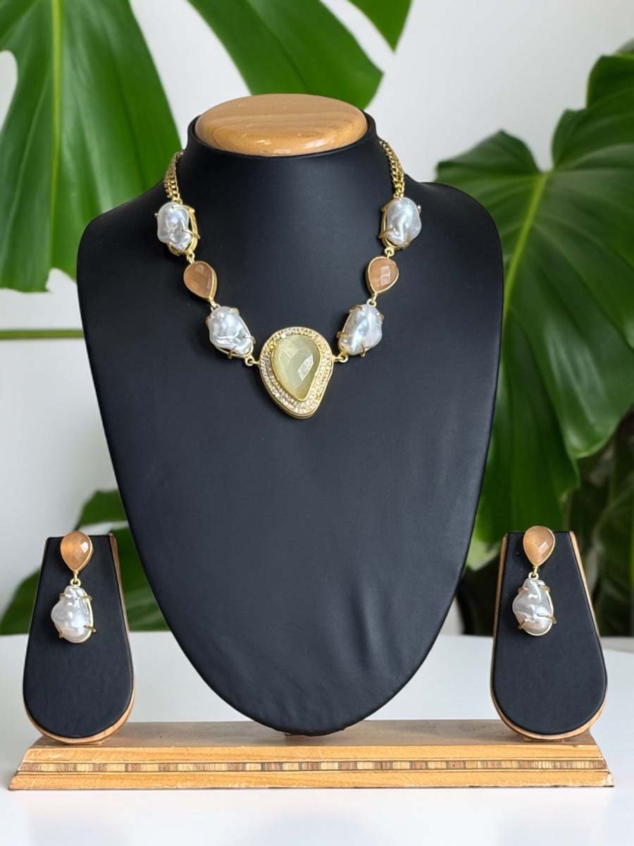 Trendy Summer Mother of Pearls Necklace Set