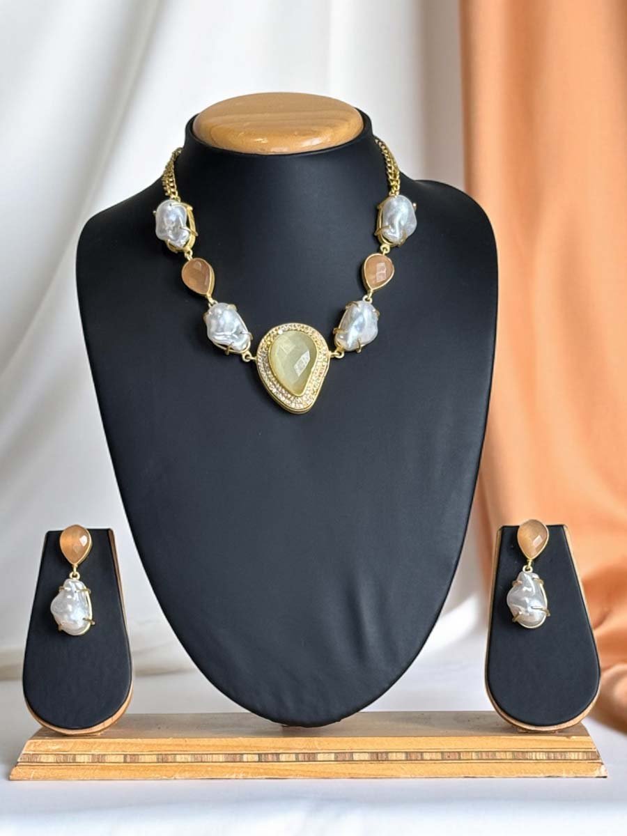 Trendy Summer Mother of Pearls Necklace Set