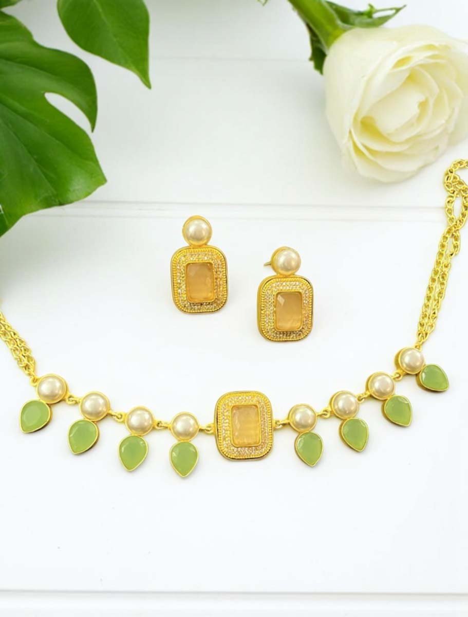 Elegant Mother of Pearls Necklace Set