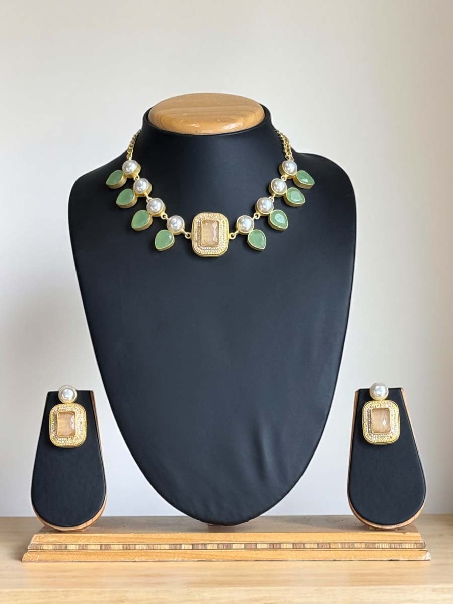 Elegant Mother of Pearls Necklace Set