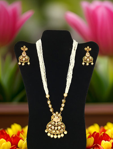 Delicate Pearl Kundan Pendant Set