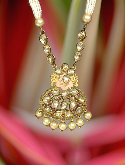 Delicate Pearl Kundan Pendant Set