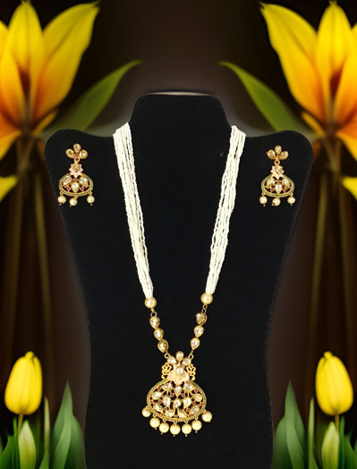 Delicate Pearl Kundan Pendant Set