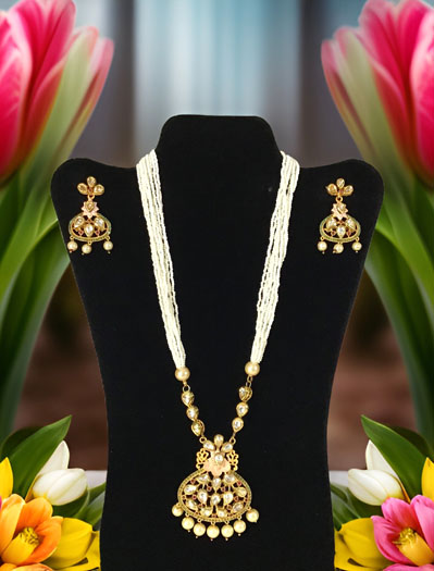 Delicate Pearl Kundan Pendant Set