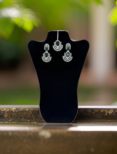 Gorgeous Bollywood Diva Inspired Bridal Set with dangle earrings and tikka