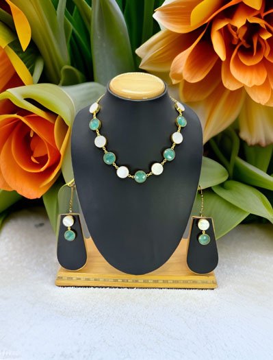 Contemporary Flat Shaped Mother of Pearls Necklace Set