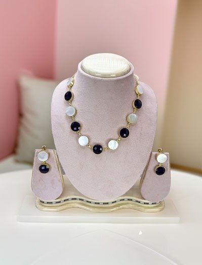 Contemporary Flat Shaped Mother of Pearls Necklace Set