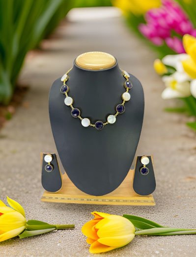 Contemporary Flat Shaped Mother of Pearls Necklace Set