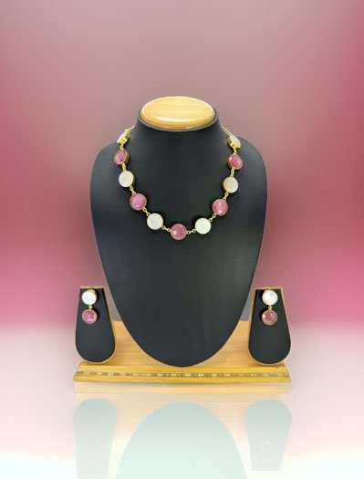 Contemporary Flat Shaped Mother of Pearls Necklace Set