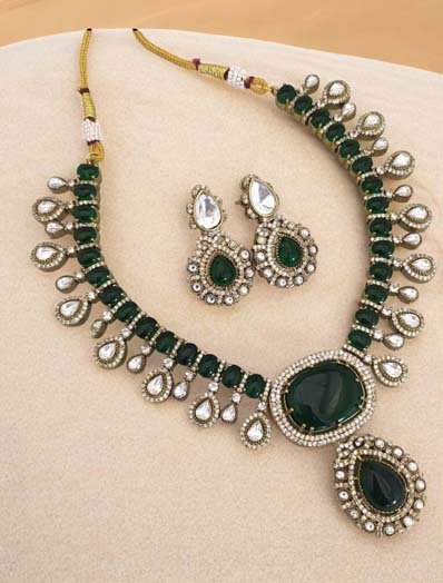 Exquisite Emerald Moissanite Polki Kundan Necklace Set