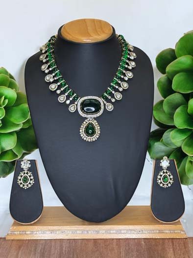 Exquisite Emerald Moissanite Polki Kundan Necklace Set
