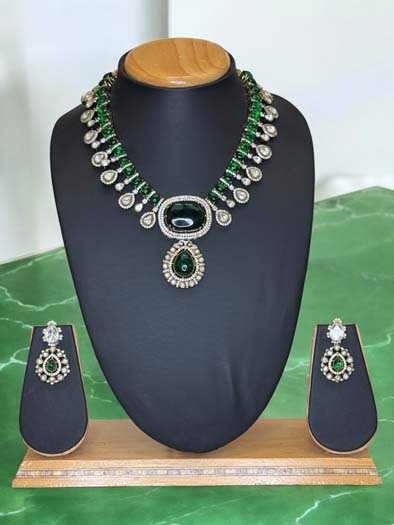 Exquisite Emerald Moissanite Polki Kundan Necklace Set