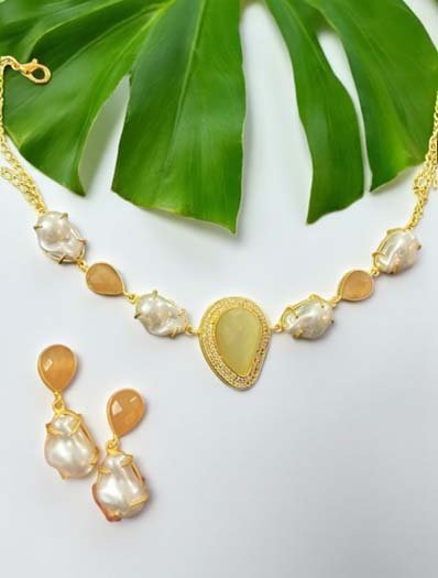 Trendy Summer Mother of Pearls Necklace Set