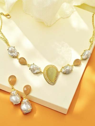 Trendy Summer Mother of Pearls Necklace Set