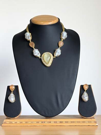 Trendy Summer Mother of Pearls Necklace Set