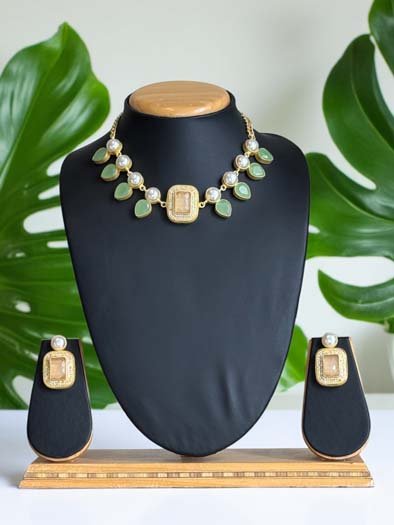 Elegant Mother of Pearls Necklace Set