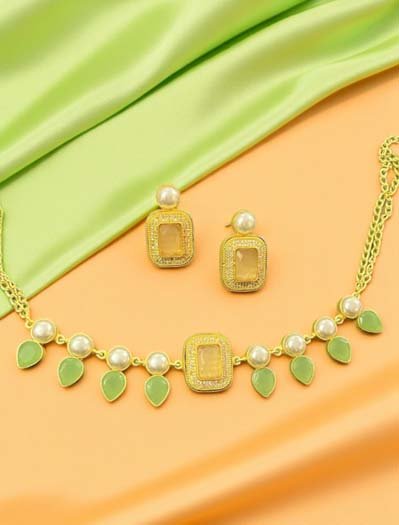 Elegant Mother of Pearls Necklace Set