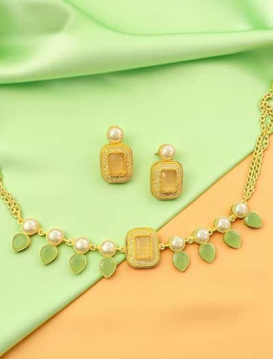 Elegant Mother of Pearls Necklace Set