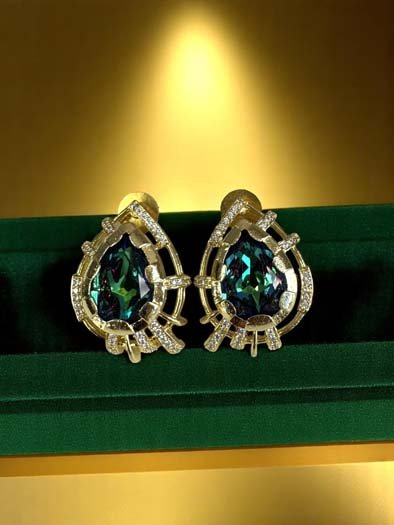 Shimmering Pear Cut Swarovski Stud Earrings (24k Gold Plated)