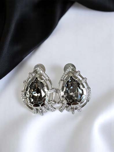 Shimmering Pear Cut Swarovski Stud Earrings (Rhodium)