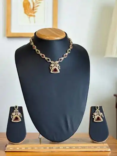 Delicate Kemp Stones Pendant set