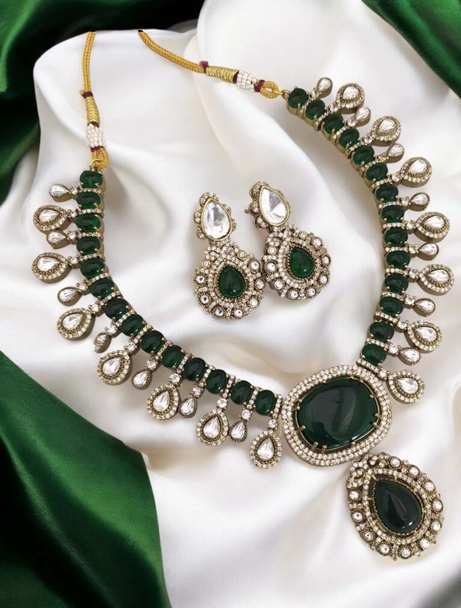 Exquisite Emerald Moissanite Polki Kundan Necklace Set