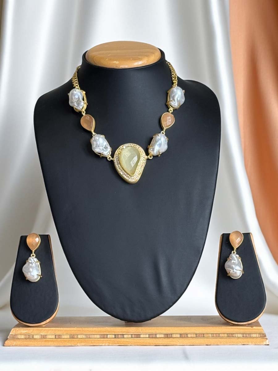 Trendy Summer Mother of Pearls Necklace Set