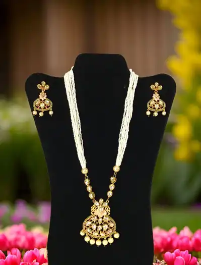 Delicate Pearl Kundan Pendant Set