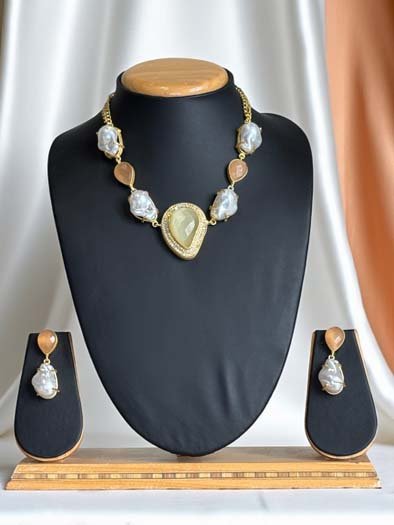 Trendy Summer Mother of Pearls Necklace Set